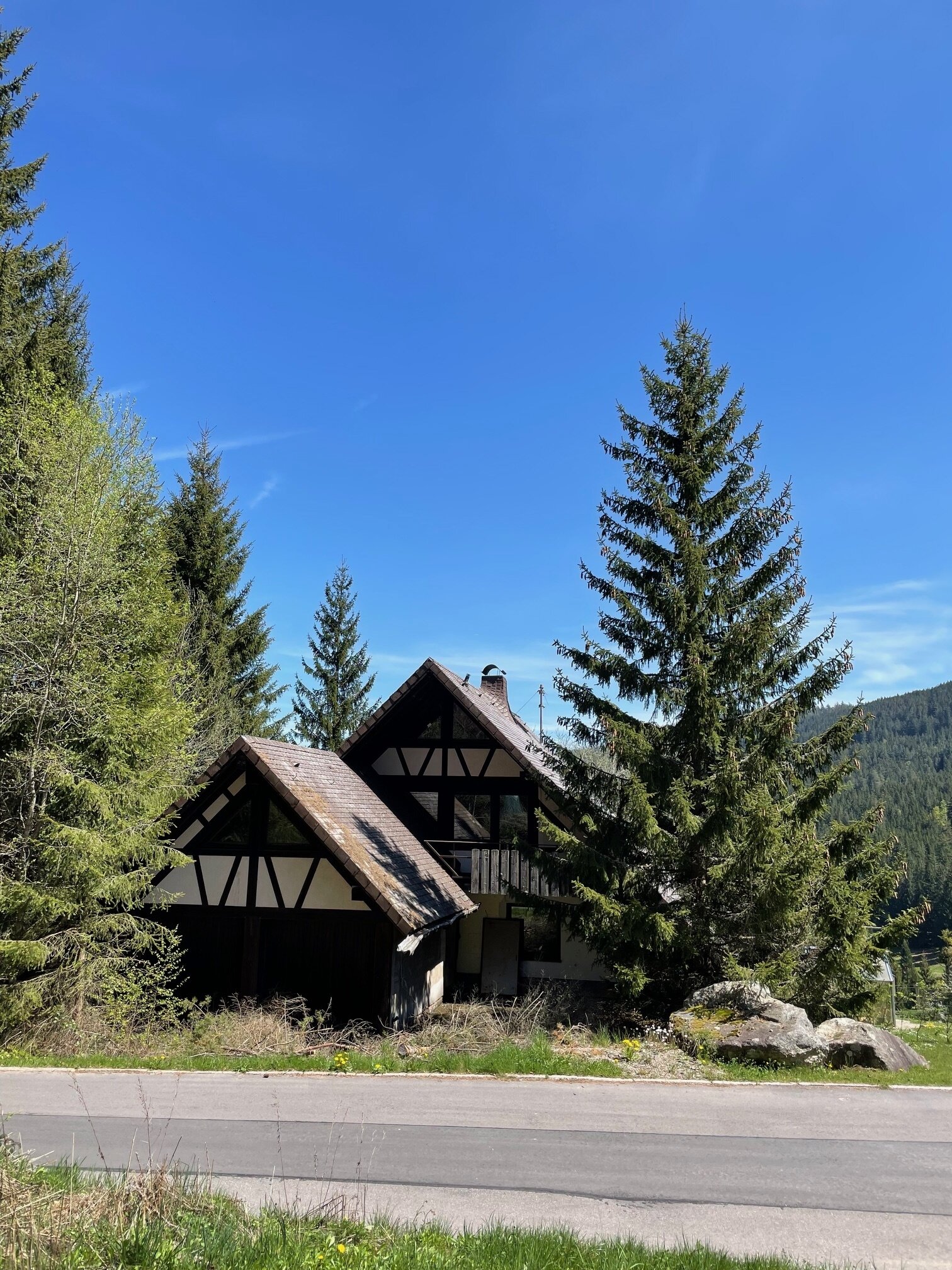 Großes Haus mit Potenzial zum Fertigstellen im Schwarzwald Großes Haus mit Potenzial zum Fertigstellen im Schwarzwald