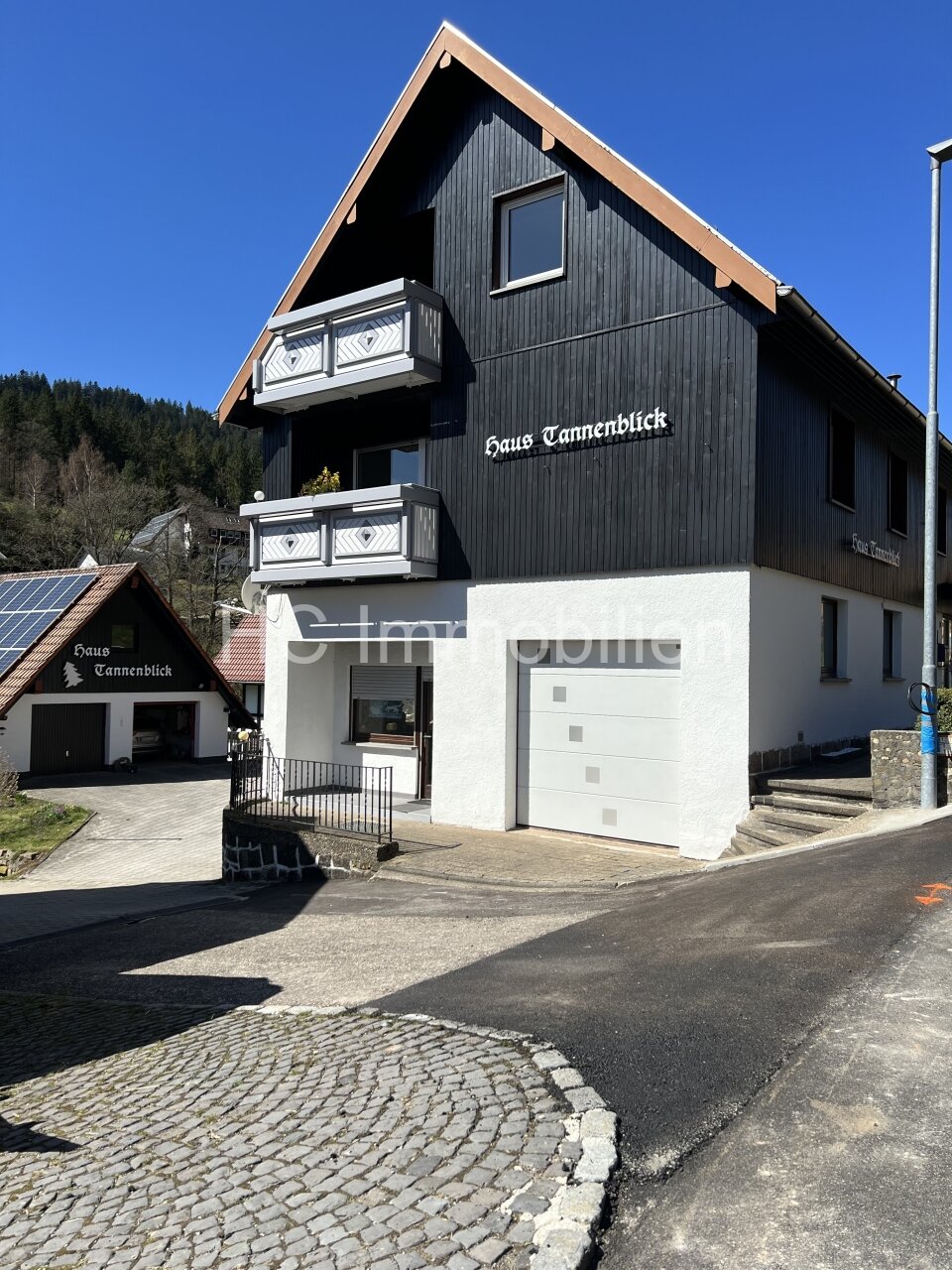 Ostseite mit  ELW und Garage